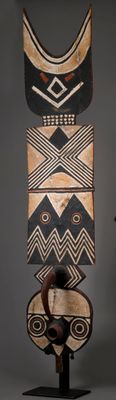 une grande œuvre d'art exposée dans une pièce
