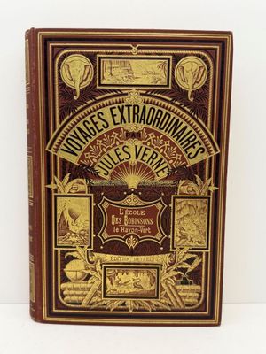 un vieux livre orné de lettres dorées, posé sur une surface blanche