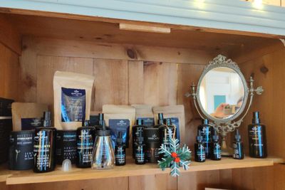 une étagère en bois sur laquelle sont disposés de nombreux produits de soin de la peau de toutes sortes