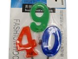 trois chiffres en plastique de couleurs différentes se trouvent dans un emballage en plastique