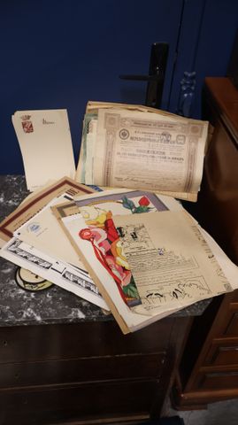 Lot de papiers, revues art déco, menus et actions anciennes