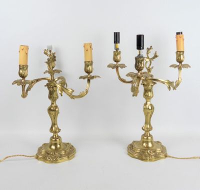 paire de bougeoirs anciens en laiton ornés d'anges et de fleurs