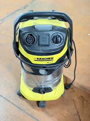 un aspirateur jaune et noir posé par terre