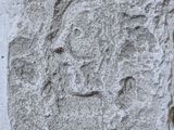une image montrant un gros plan d'un bloc de pierre sur lequel est sculpté un visage