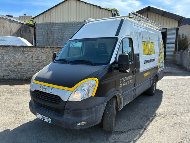 Véhicule utilitaire IVECO, immatriculée CT-594-YB, 1ère mise en c