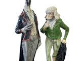 paire de figurines représentant deux hommes portant un chapeau et un frac