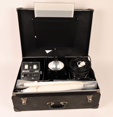 une valise noire avec une lumière à l'intérieur, sur fond blanc