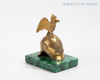 une statue représentant un oiseau perché sur un socle en marbre vert