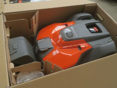 une boîte contenant une tondeuse à gazon