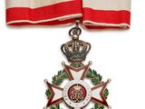 une image représentant une médaille entourée d'un ruban et surmontée d'une couronne