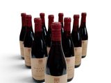 six bouteilles de vin sont alignées sur une surface blanche