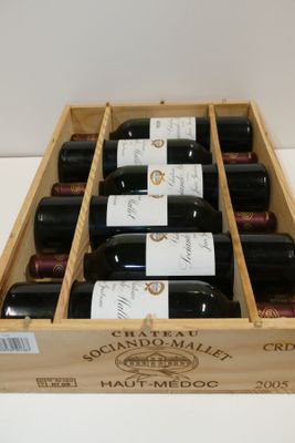 six bouteilles de vin dans un coffret en bois sur une table