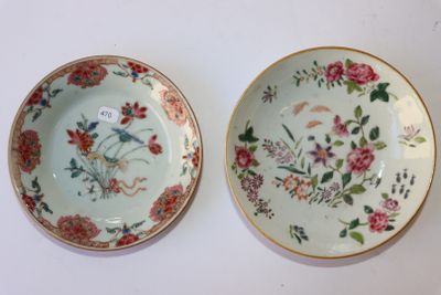 deux assiettes ornées de fleurs et d'oiseaux, posées sur une table