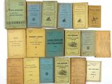 plusieurs vieux livres posés les uns sur les autres sur une surface blanche