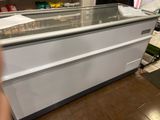 un comptoir blanc avec un plateau en verre dans un magasin