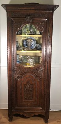 Vitrine rustique en bois naturel à riche décor mouluré et sc…