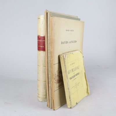 deux livres posés l'un sur l'autre sur une table