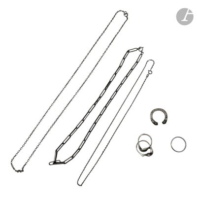 un ensemble de quatre colliers et bagues différents sur fond blanc