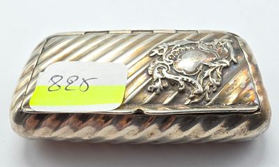un étui à cigarettes ancien en argent, orné d'un crâne et d'une croix