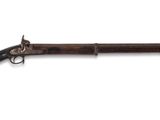 un vieux fusil avec un canon en bois sur fond blanc