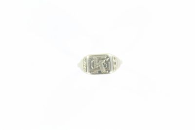 Gros plan sur une bague ornée d'un diamant