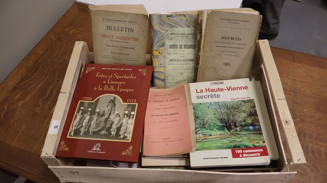 Lot de livres régionalistes dont bulletins des sciences et des ar...