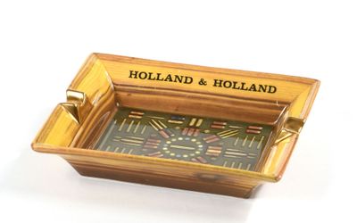une petite boîte en bois avec une horloge à l'intérieur