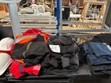 un tas de vêtements posé sur une table dans un entrepôt