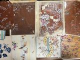 un grand nombre de papiers posés sur une table
