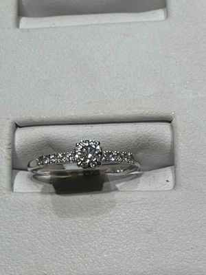 une bague en diamant dans une boîte blanche contenant une bague en diamant