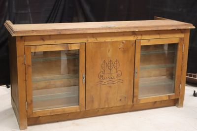 Important meuble de bar en pitchpin mouluré présentant six t…