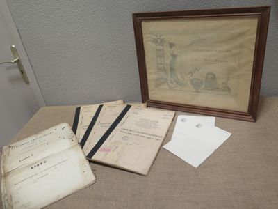 une vieille photo montrant une pile de papiers et une photo d'un bâtiment