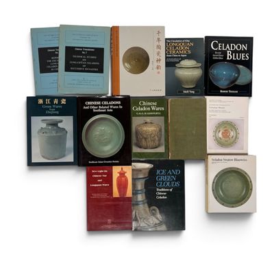 un grand nombre de livres posés sur une table