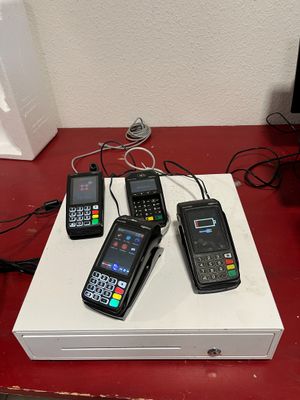 quatre téléphones portables posés sur une boîte blanche
