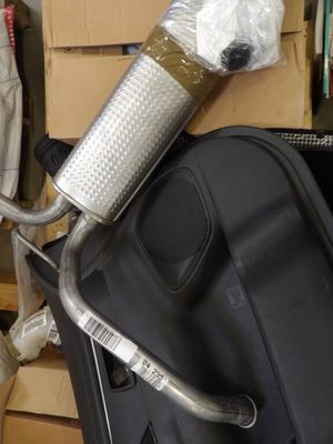 une valise noire et un sac noir dans une pièce encombrée