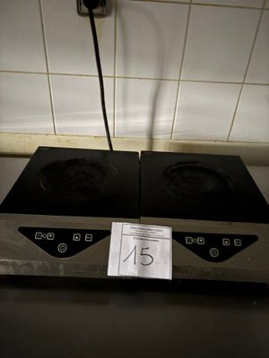 une plaque de cuisson noire et argentée équipée de deux feux