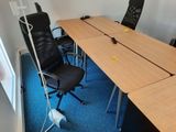 une photo d'une salle de réunion avec un bureau et des chaises