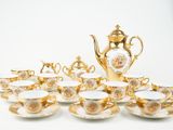 beaucoup de tasses et de soucoupes sur la table
