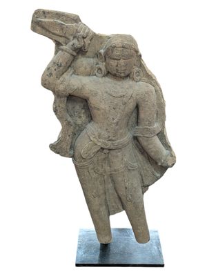 statue représentant un homme portant une femme sur son dos