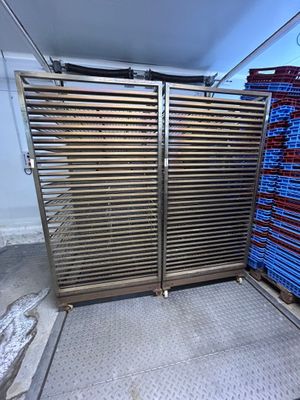 de nombreuses piles de récipients en plastique bleus et rouges dans une zone de stockage
