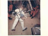une vieille photo d'un homme en combinaison spatiale dans une station spatiale