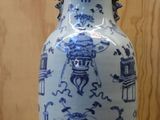un vase bleu et blanc posé sur une table en bois