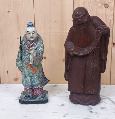 une statue représentant un homme et une statue représentant une femme