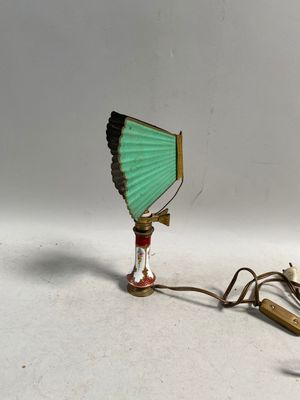 une petite lampe surmontée d'un ventilateur vert