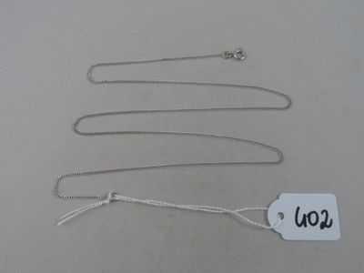 trois colliers en argent avec une petite plaque sur laquelle est inscrit « go »
