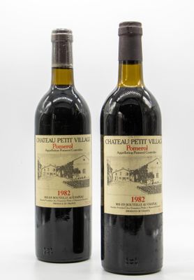 deux bouteilles de vin posées l'une à côté de l'autre sur une table