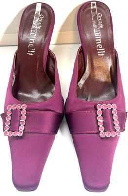 chaussons en satin violet ornés de boucles serties de pierres précieuses sur le bout