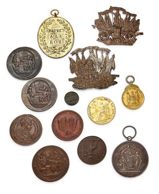plusieurs types de pièces de monnaie sont présentés sur une surface blanche