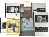 un grand nombre de livres posés sur une table