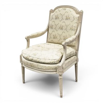 une image représentant une chaise blanche dont l'assise est recouverte d'un tissu à motifs floraux
